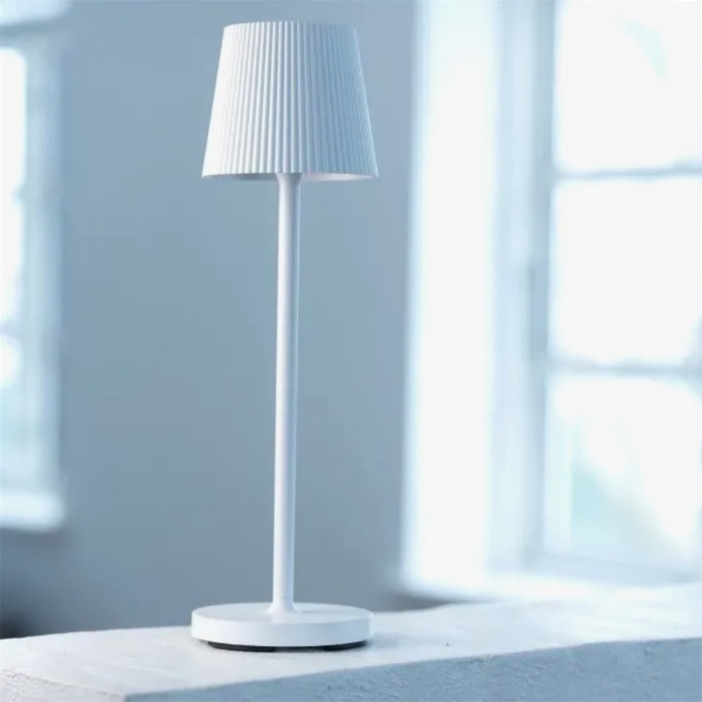 Lámpara Recargable LED – Altura Ajustable y Resistente al Agua